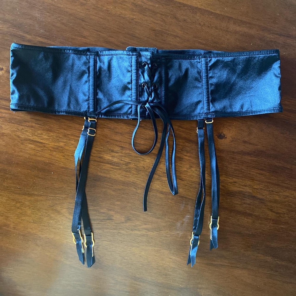 NWT Victoria’s Secret garter belt